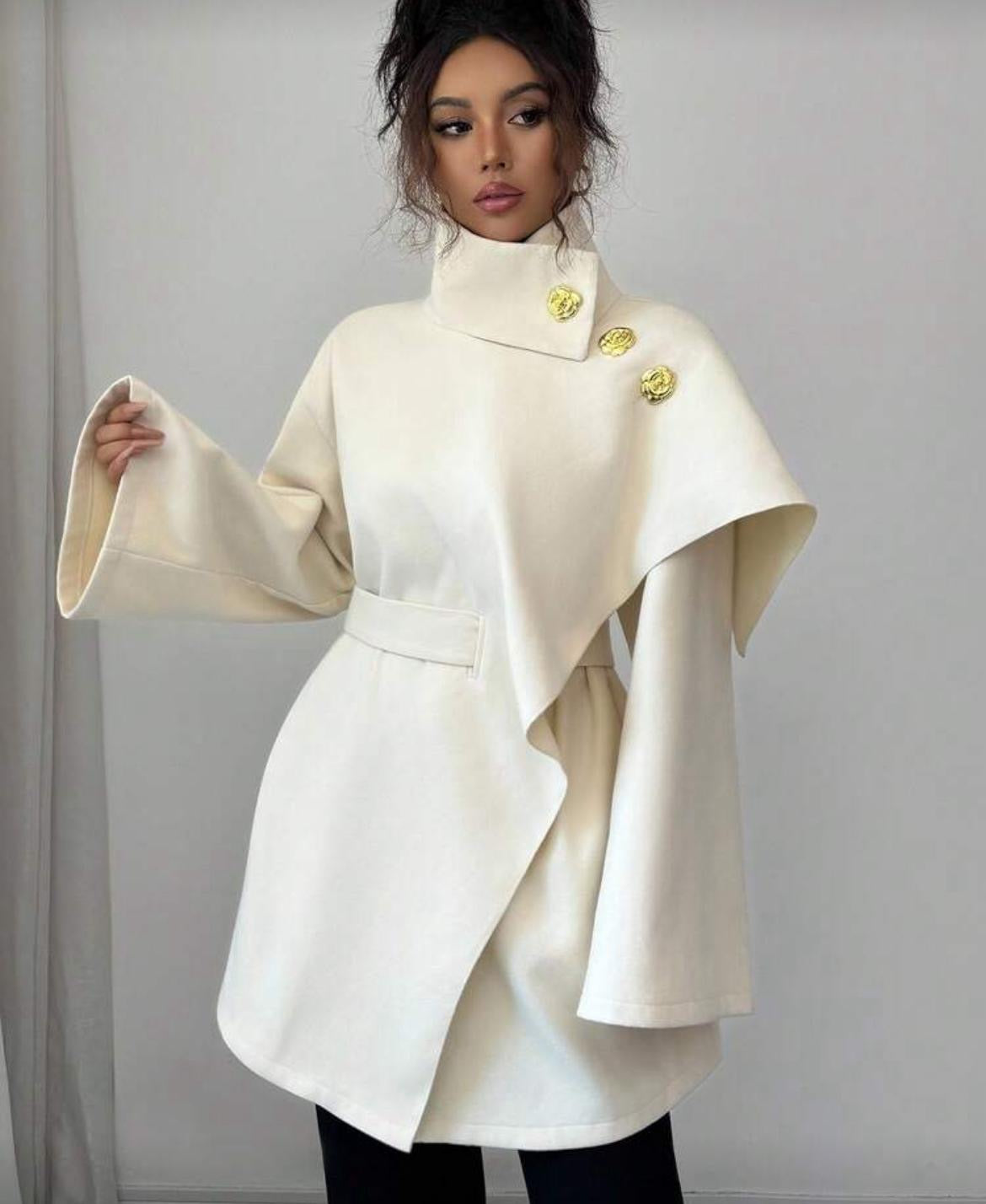 •	Manteau Chic Ivoire Coupe Cape – Détails Dorés