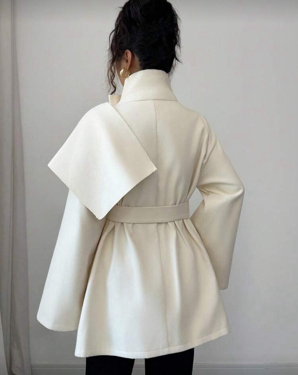 •	Manteau Chic Ivoire Coupe Cape – Détails Dorés