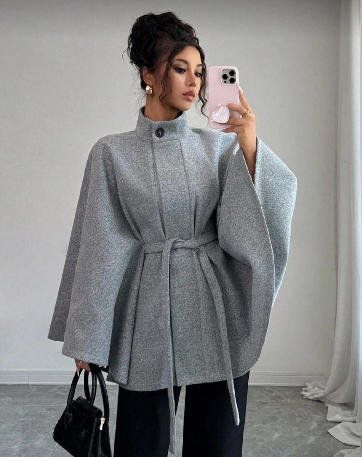 Manteau Cape Structuré à Ceinture – Élégance Moderne