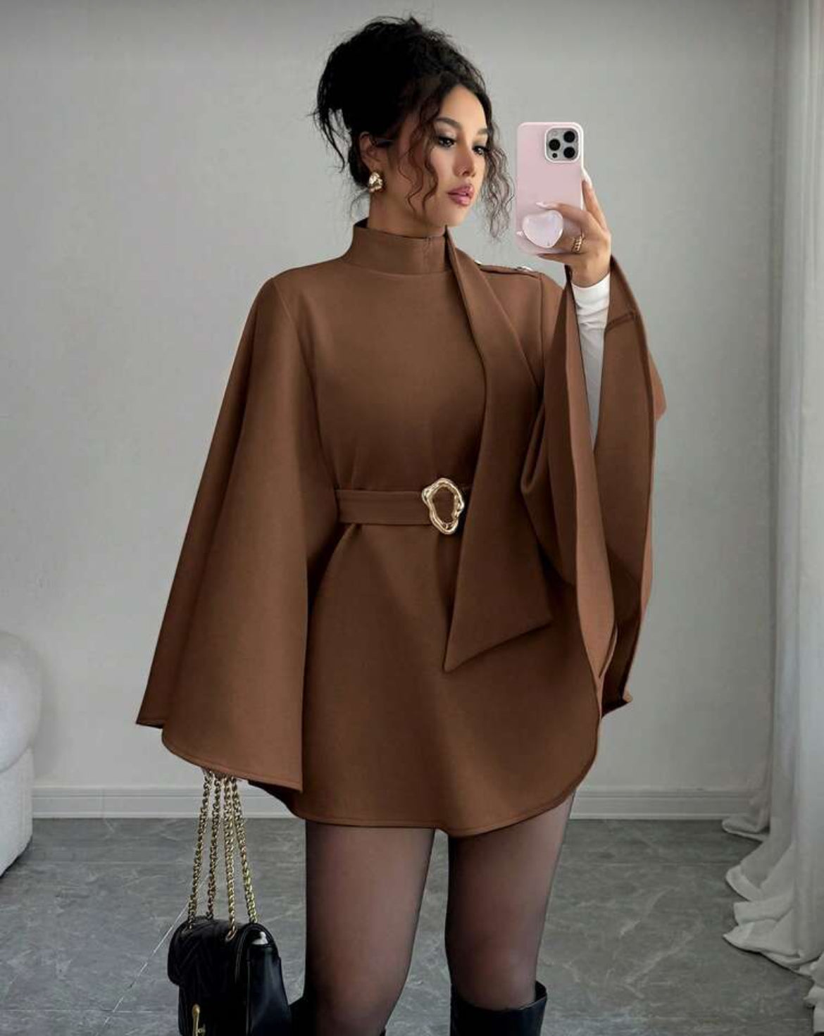 Robe cape bordeaux ceinturée – Coupe élégante, manches amples