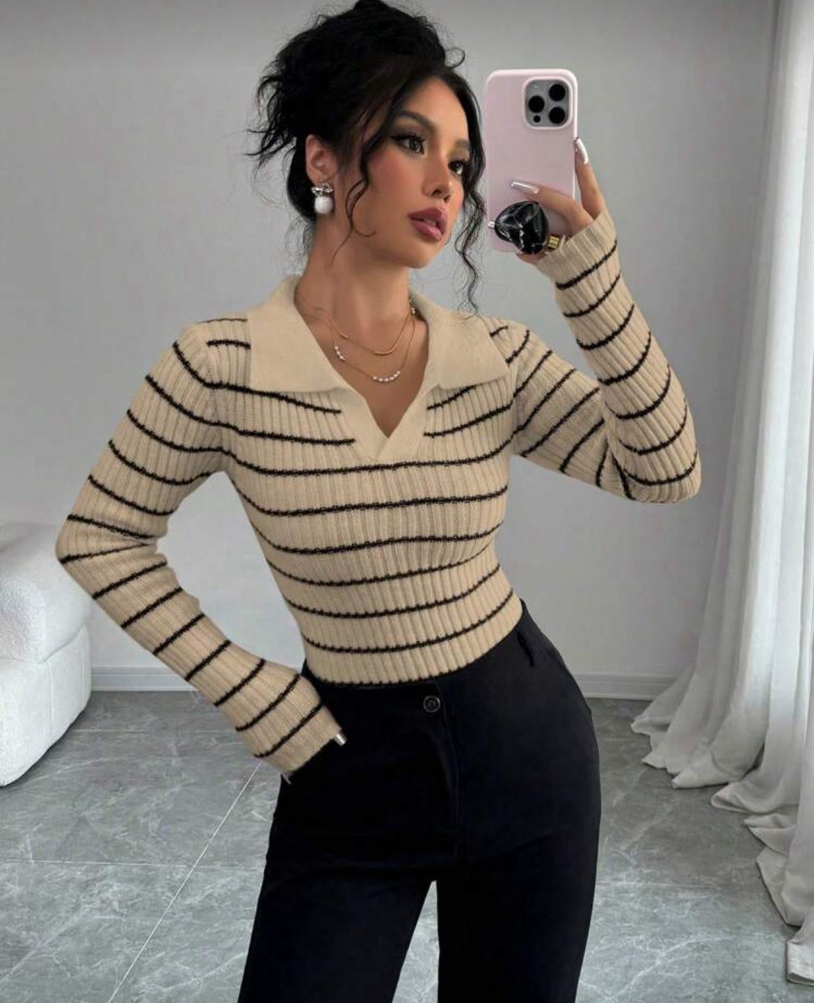 •	Pull côtelé à rayures, col polo, coupe ajustée