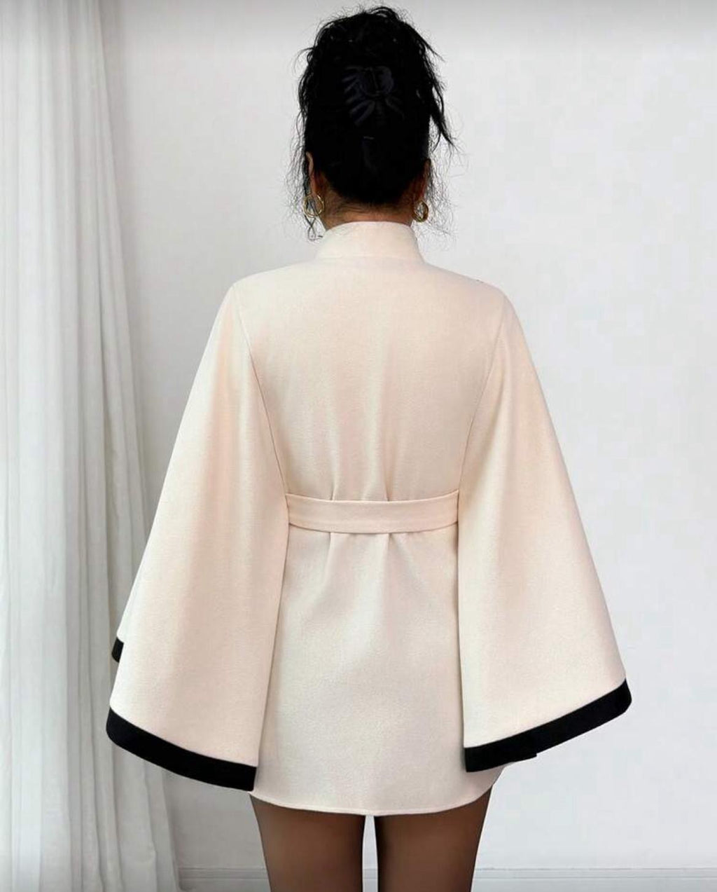 Robe courte élégante à manches évasées avec ceinture