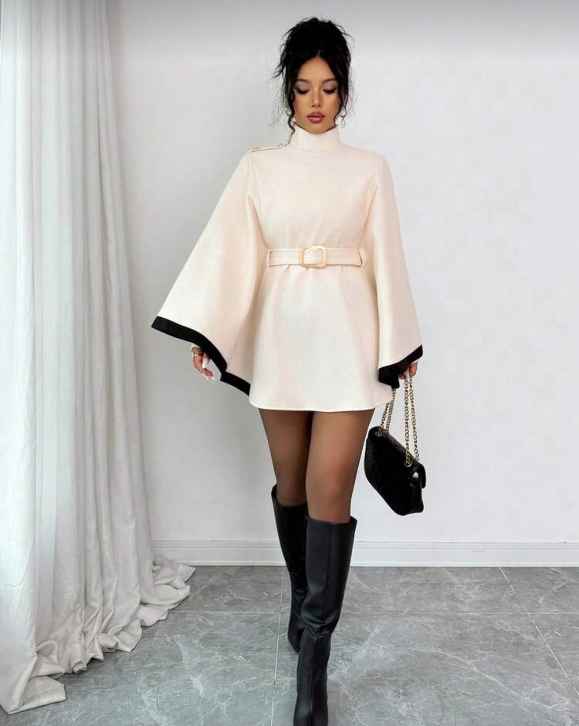 Robe courte élégante à manches évasées avec ceinture