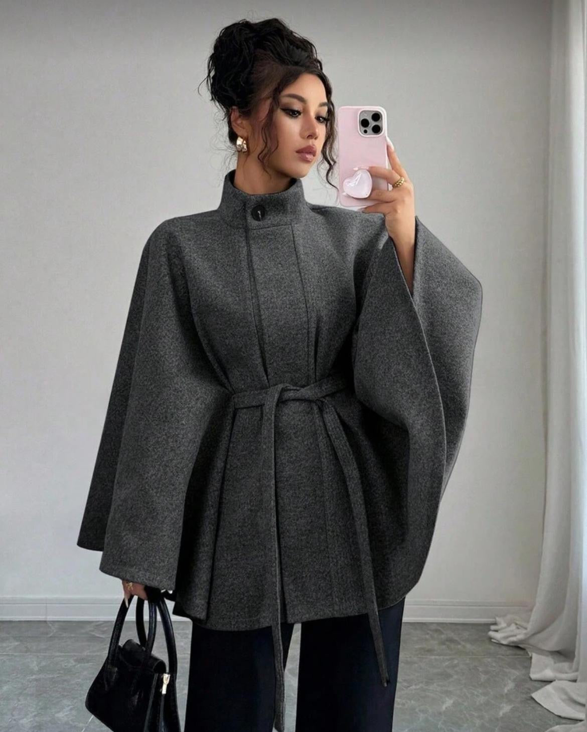 Manteau Cape Structuré à Ceinture – Élégance Moderne