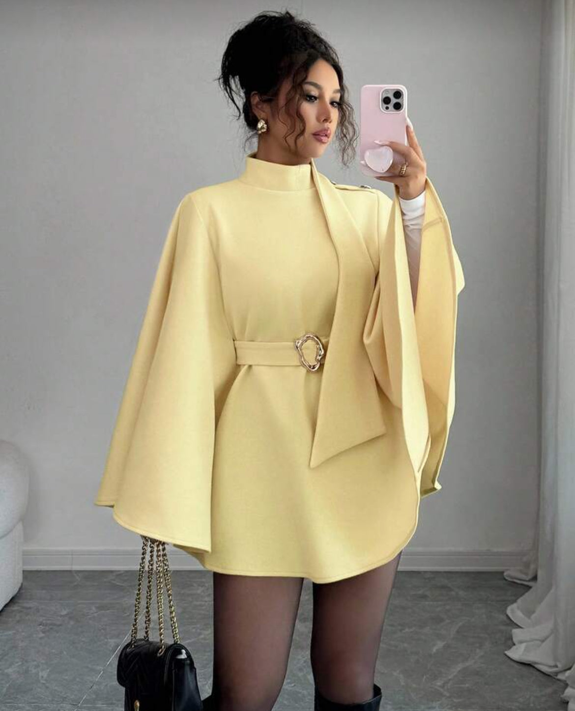 Robe cape bordeaux ceinturée – Coupe élégante, manches amples